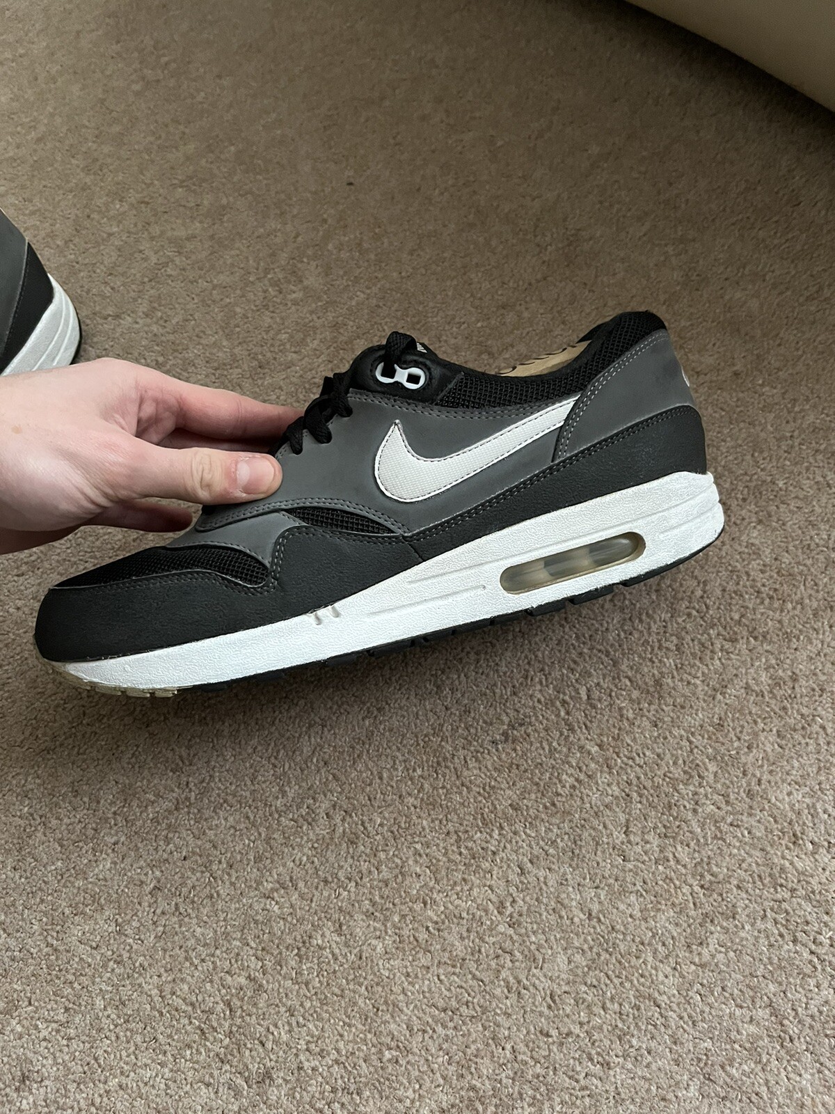 black and grey air max 1