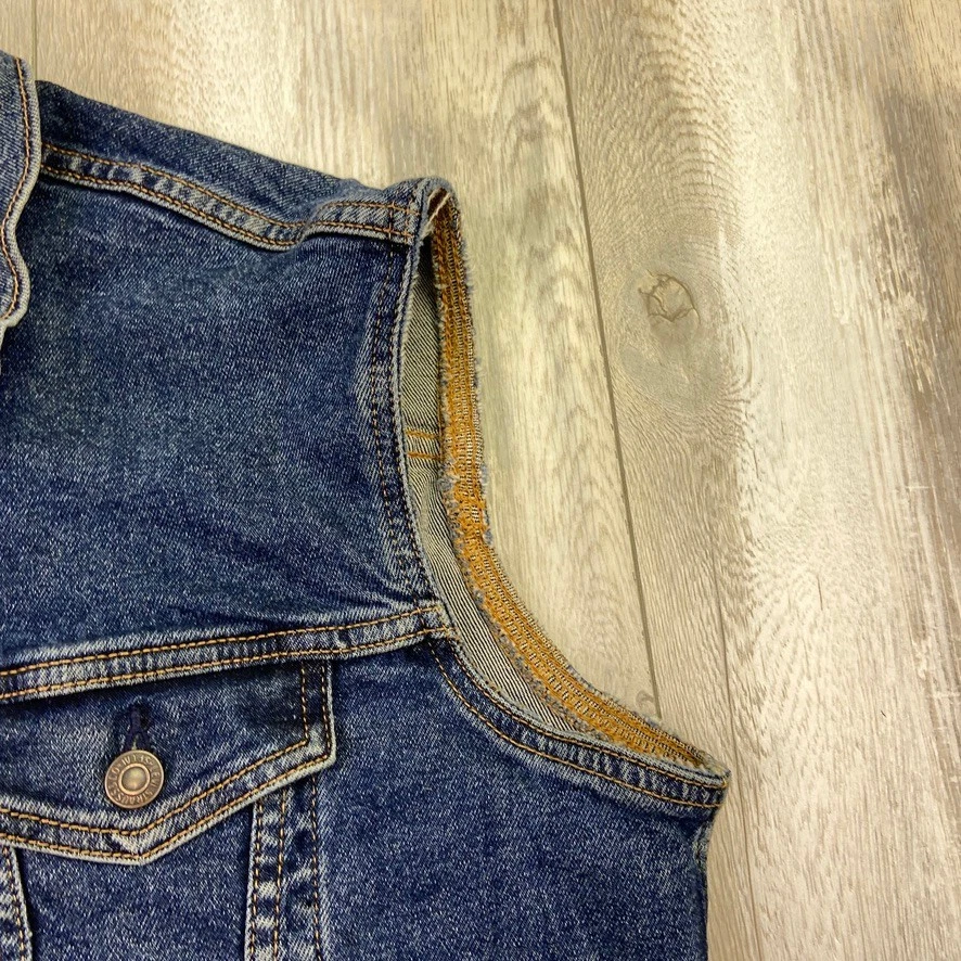 Levis Vest Mens Medium Blue Denim Trucker Biker Moto Button Up Greaser Men * - Image 4 of 4