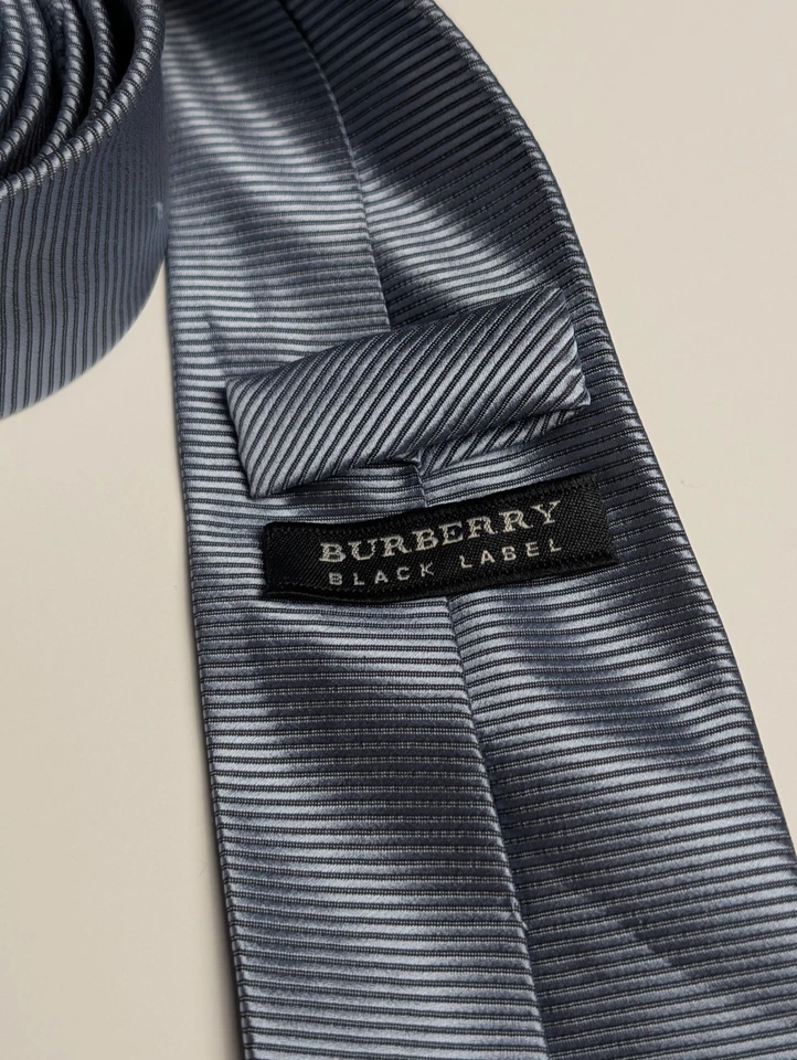 Corbata gris Burberry etiqueta negra Foto 3 de 4