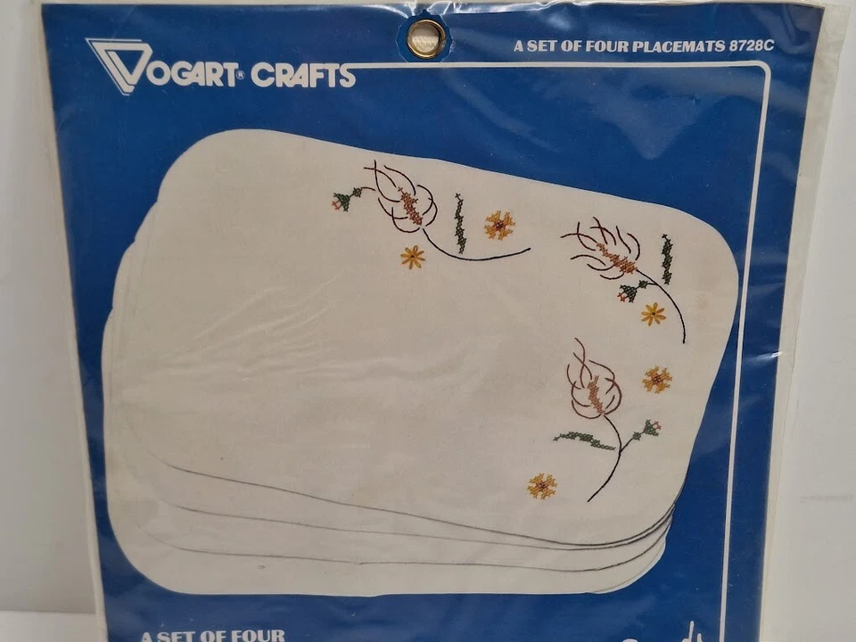 VINTAGE VOGART CRAFT SET OF 4 PLACEMATS  STAMPED Roses WHEAT & DAISIES 8728C - Image 2 of 4