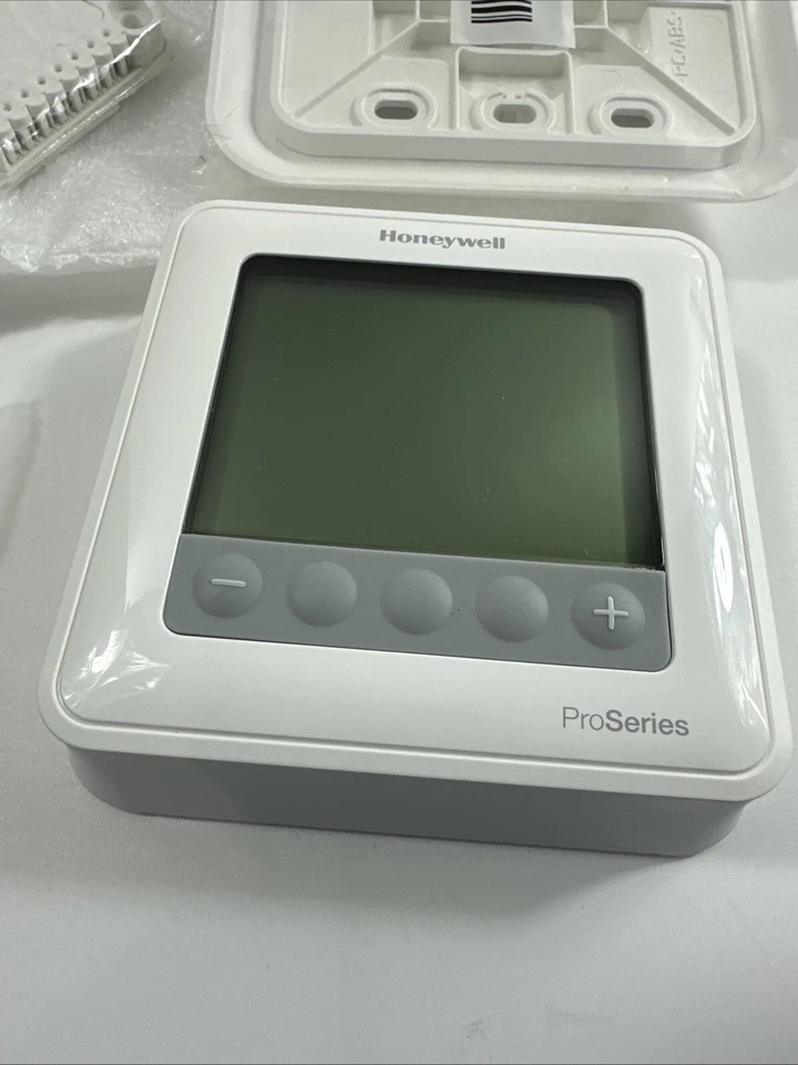 Honeywell T6 Pro TH6220U2000 Programmable Thermostat Heat & Cool Digital Display - Image 2 of 4