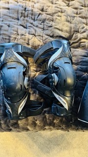 POD K8 KNEE BRACES WITH CASE HARDLY USED. EXCELLENT CONDITION.