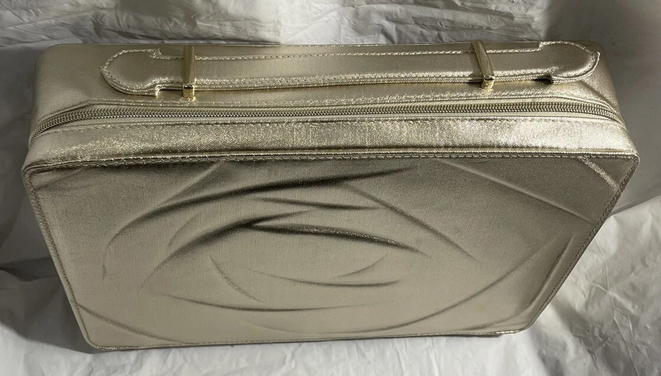 Bolsa/estuche de maquillaje Lancome dorado color metálico 2023 con mango y cierre de cremallera Foto 3 de 4