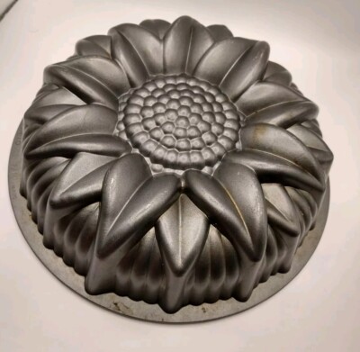 Nordic Ware 10 Cup Sunflower Bundt Pan Flower Cake Non Stick Bake Ware 