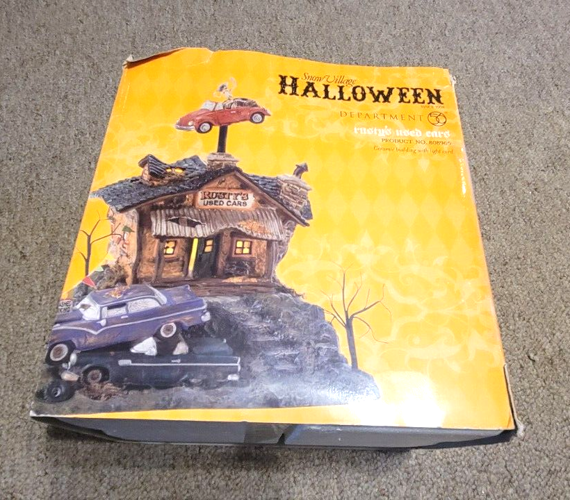 DEPT 56 THE SNOW VILLAGE COLLECTION HALLOWEEN 2010 RUSTY'S USED CARS