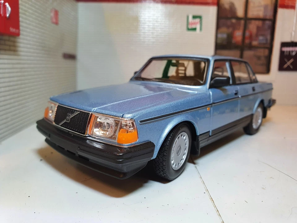 Volvo 240 GL Blue GLE 1986 Saloon Welly 24102 1:24 Diecast Scale Model Car - Image 2 of 4