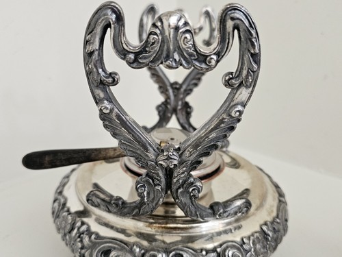 ANTIGUA TETERA INCLINABLE PLATEADA CON SOPORTE DISEÑO FLORAL ORNAMENTADO - Imagen 17 de 24