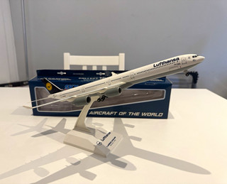 SkyMarks Lufthansa Airbus A340 600 Model Aircraft with Stand 1:200 Scale