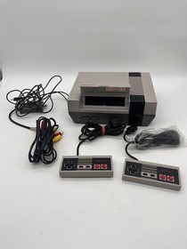 Consola Nintendo NES Control Deck con 2 mandos, adaptador de CA, cables AV - Usada