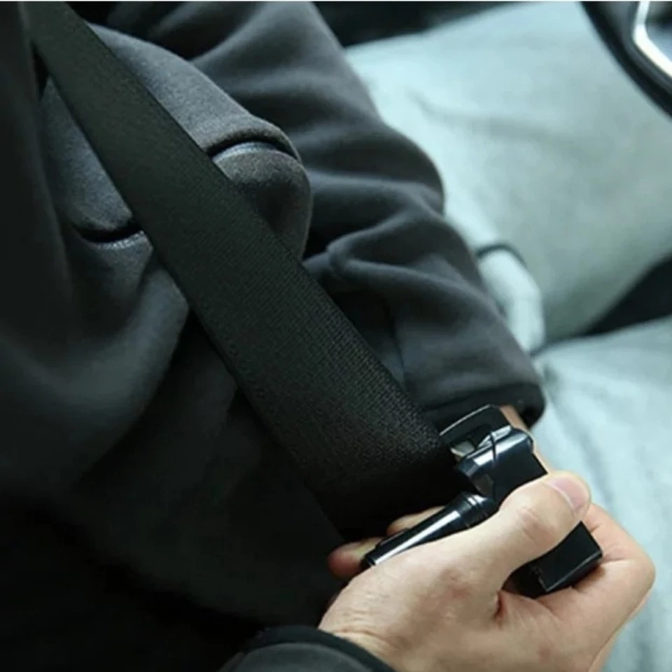 Cargador de Carro Coche Universal Dual Salvador de Vida  Rompe Vidrio y Cinturon - Image 2 of 4