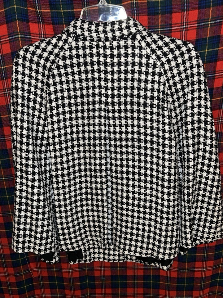 Novo Poncho Duplo Curto Karen Kane Pretty Girl Preto/Branco Feminino P/M Novo com etiquetas - Imagem 2 de 4