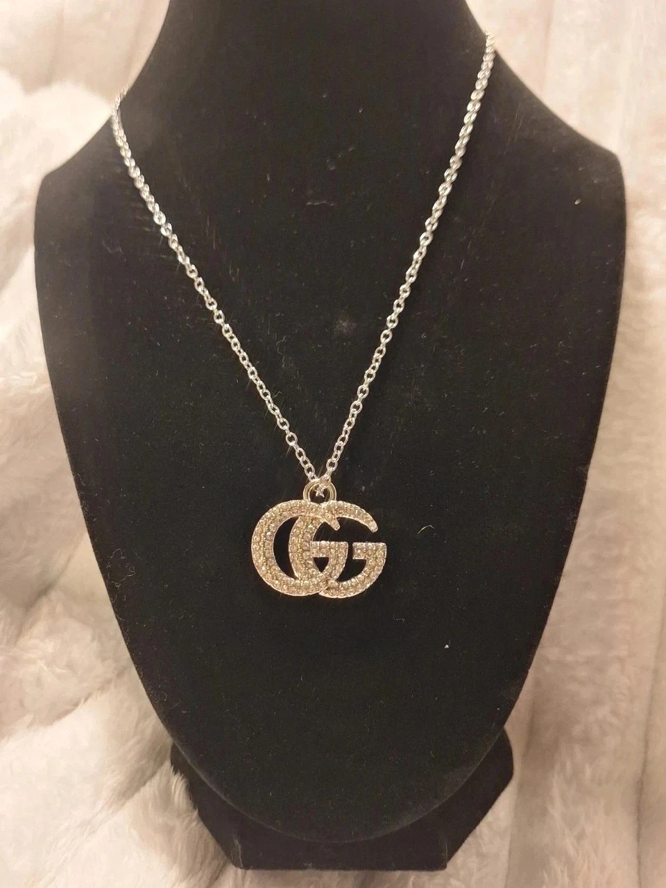 Collana in argento con splendido pendente Gucci in argento con borchie di diamanti