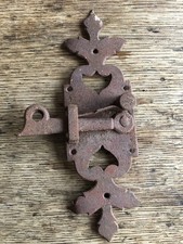 Ancienne targette, verrou, clenche, loquet en fer forgé, style Louis XV.