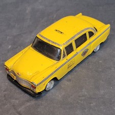Petite voiture minature Checker Taxi Jaune 1/43 occasion
