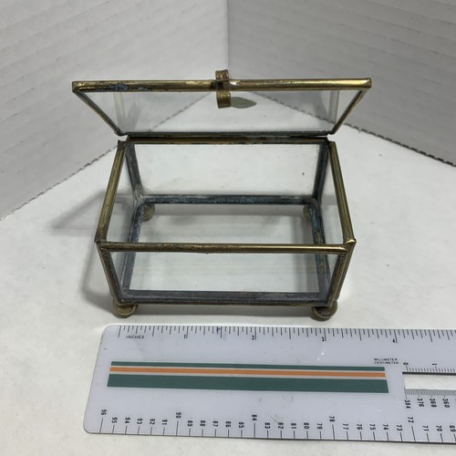 Ataúd/estuche de baratija vintage pequeño rectangular de vidrio con marco de latón LEER - Imagen 5 de 11