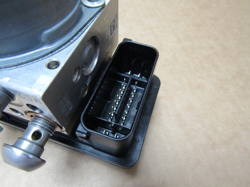 BMW F900R SE 2021 3,621 miles ABS pump control unit module (11674) - Picture 2 of 10