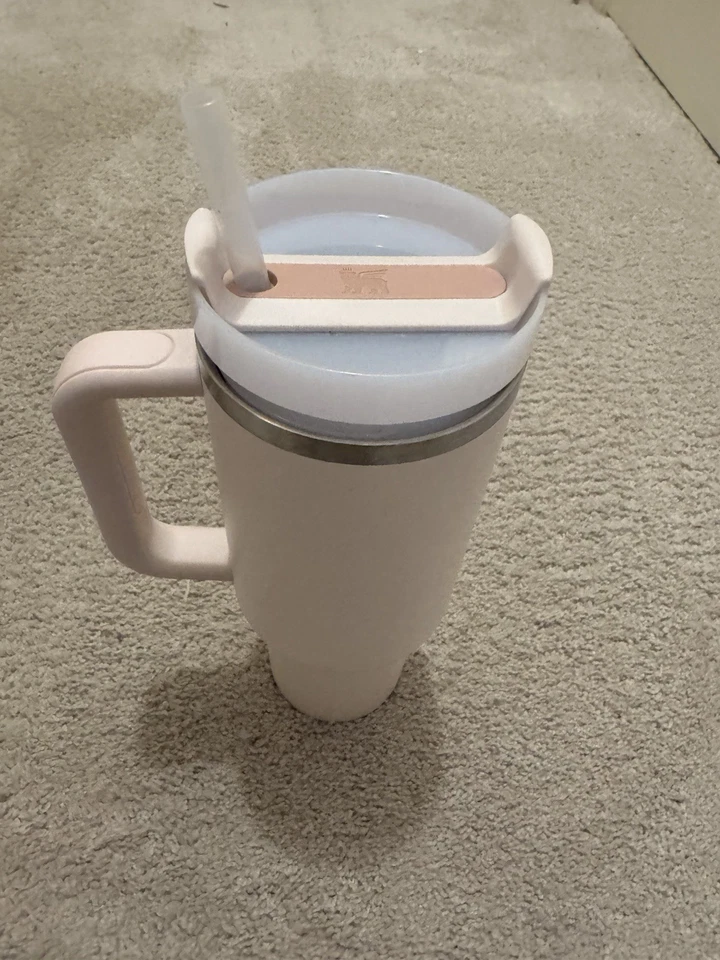 VASO STANLEY QUENCHER H2.0 estado de flujo 40 oz con tapa y paja color crema seminuevo Foto 2 de 2