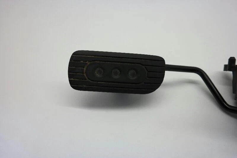 2011 Nissan Versa Gas Accelerator Pedal - Image 4 of 4