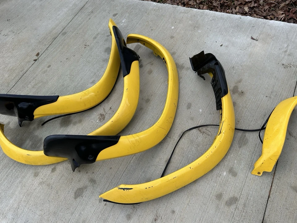 Juego de 5 piezas molduras de guardabarros delantero trasero Nissan Frontier 1998-2000 OEM Foto 2 de 4