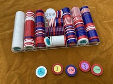 Un lot de jetons de jeu vintage légers en plastique avec plateau, bon état