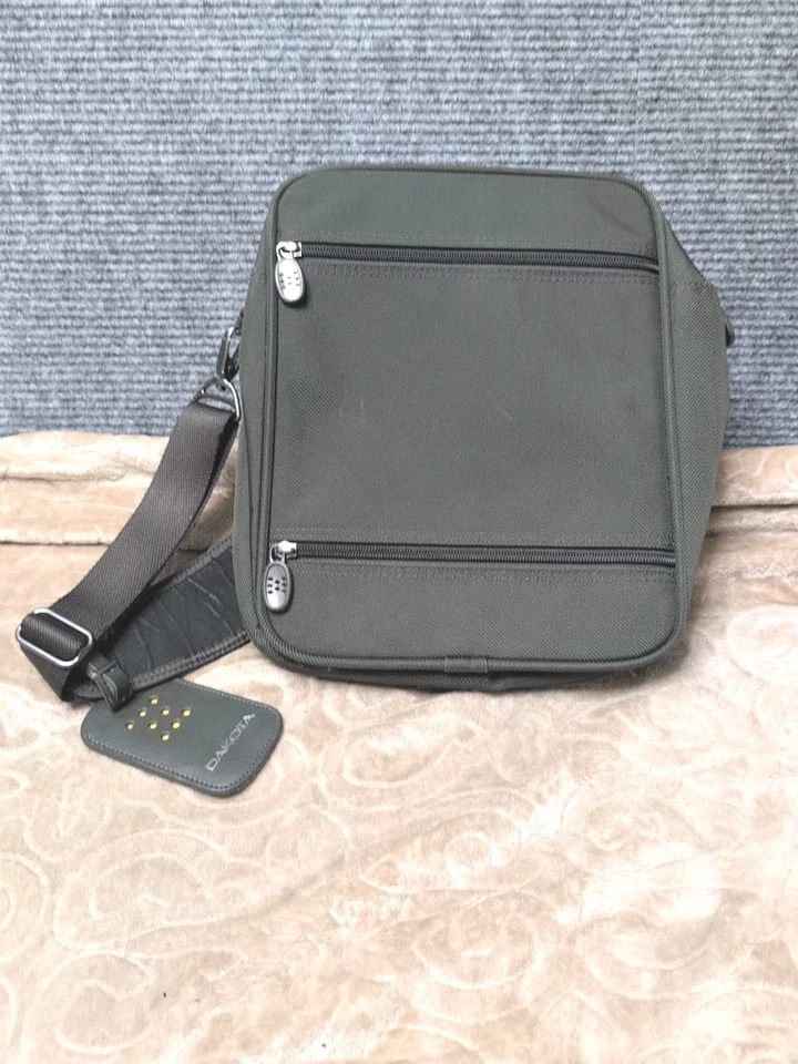 Bolso de Viaje DAKOTA By Tumi EURO TOTE Para Hombre Bandolera Verde Oliva Carry On Tech Foto 4 de 4