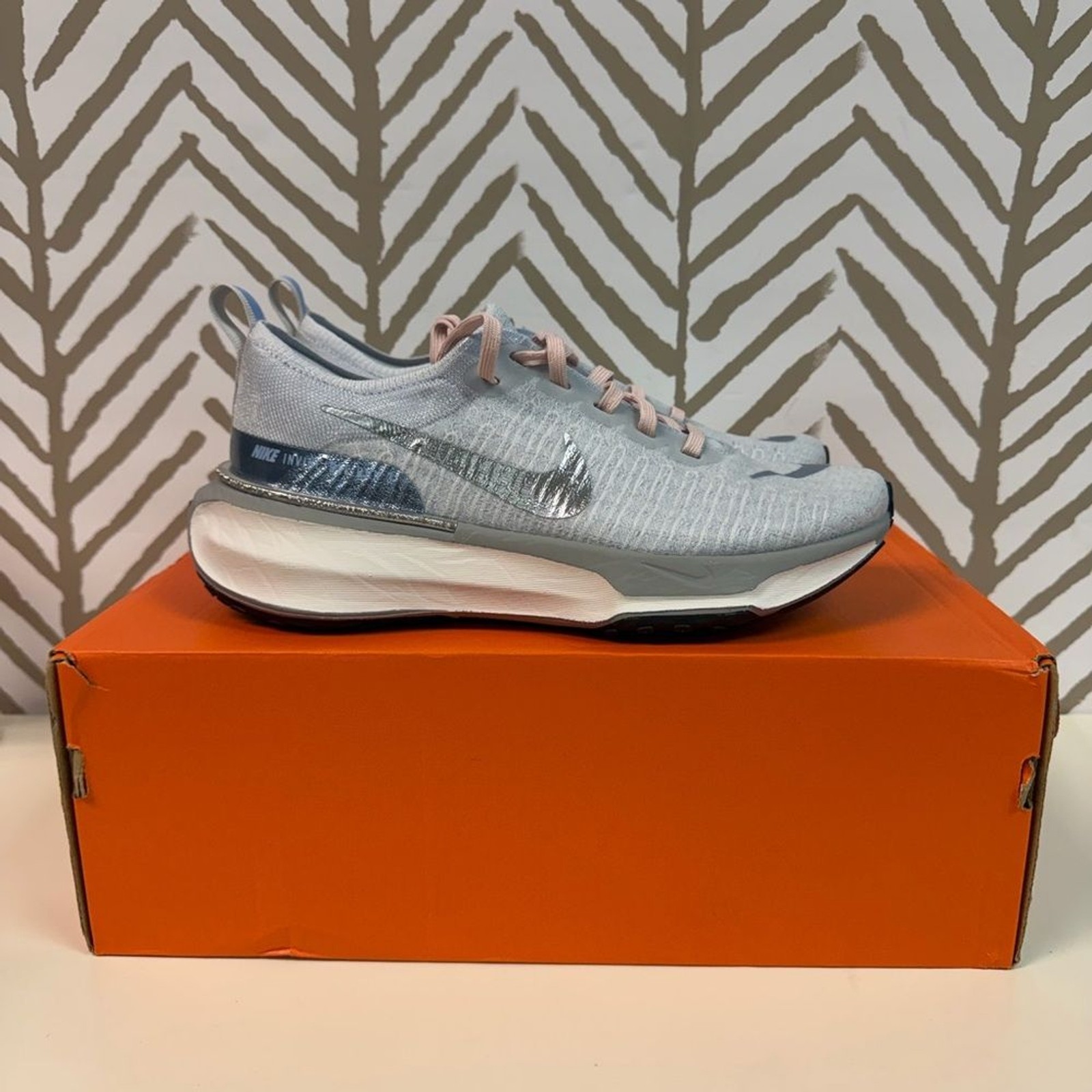 New Nike Women’s Zoom Invincible Run FK 3 Photon Dust/Lt Smoke Grey Size 7.5 thumbnail 2