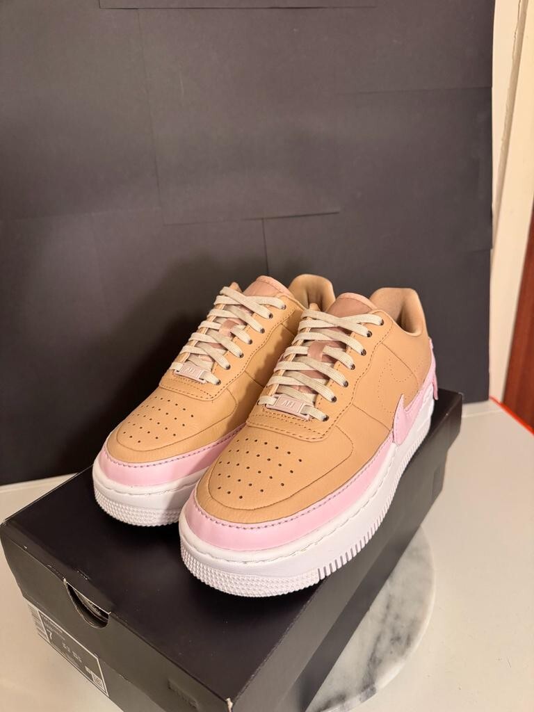 nike jester beige and pink