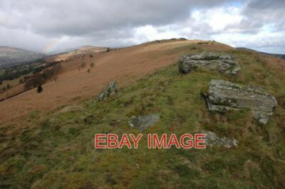 FOTO DER GIPFELGRAT VON BRYN ARW IM ALLGEMEINEN SIND DIE SCHWARZEN BERGE WALRÜCKEN