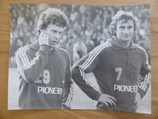 1. FC KÖLN, DFB-NATIONALMANN. oryginalne zdjęcie prasowe TONY WOODCOCK, DIETER MÜLLER