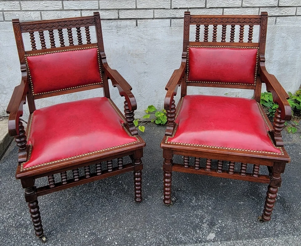 Antiguo par de sillones victorianos de nogal, siglo XIX, tapicería de cuero rojo. Foto 3 de 4