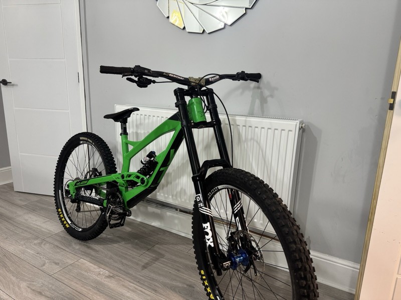 YT TUES Carbon Downhill Bike – Large – Fox 40 Elite –Full Suspension–Red – 27.5”