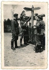 Orig. Foto RAD Arbeitsmänner b. Wegweiser nach Welt-Ende & Athen Griechenland