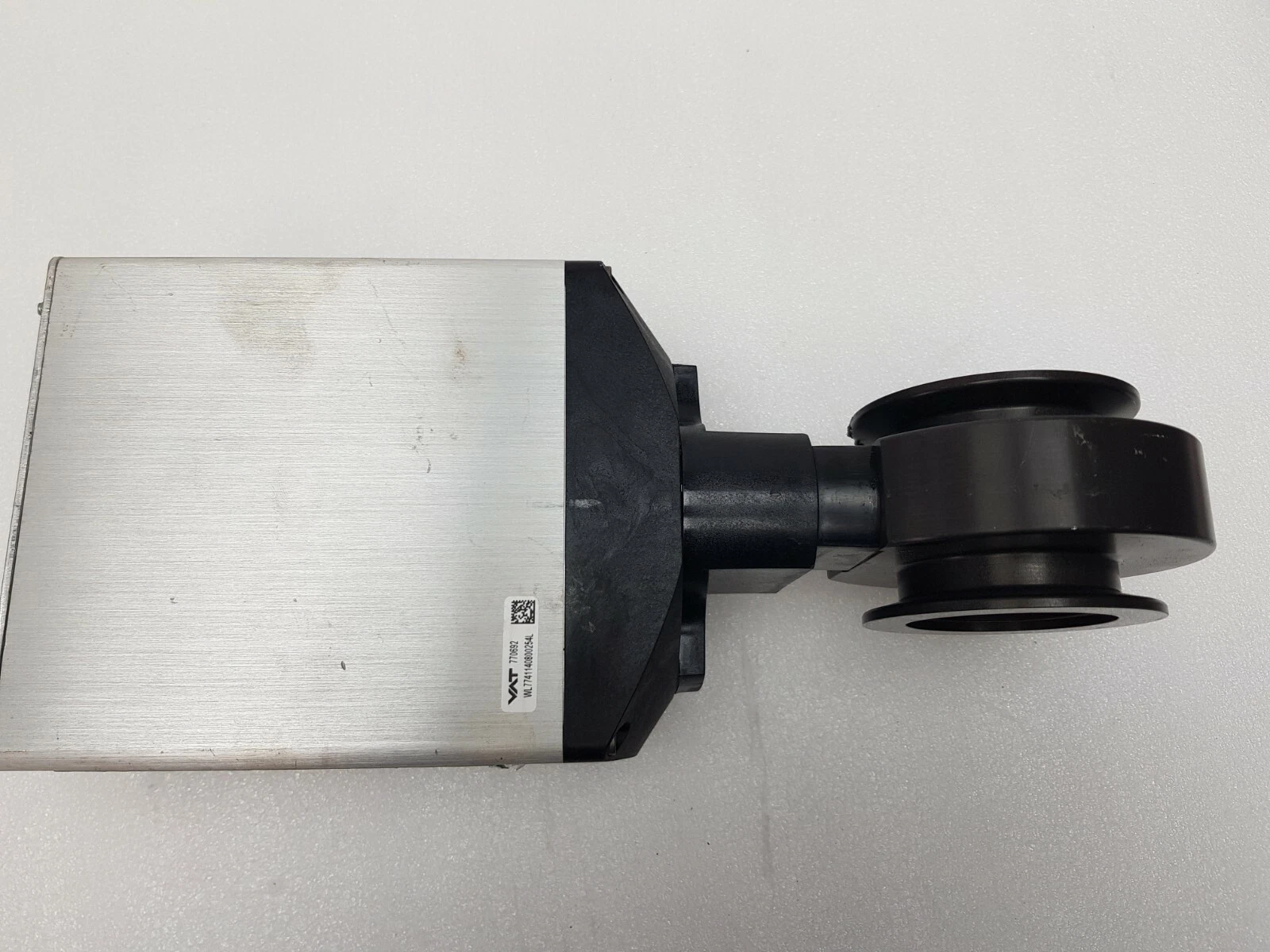 Side view of the VAT 61534-KHGH-BHI1 valve with the VAT part label on the controller housing
