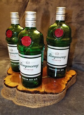 3 Tanqueray Gin Flaschen als Lampe auf Eibenscheibe