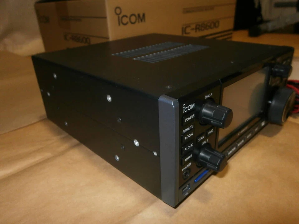 IC-R8600 AM/FM/WFM/CW Desktop Wideband Radio Receiver 10KHz~3GHz - Image 3 of 4