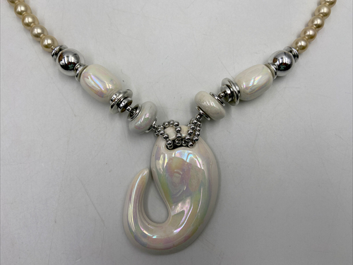Vintage Large Ivory Faux Pearl Necklace Ceramic Charm Metal Accent 18" - 第 5/9 張圖片