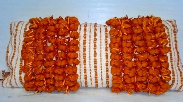 Almohada a rayas Funberry tejida a mano con detalles de diseño naranja 28 x 14" Foto 2 de 4