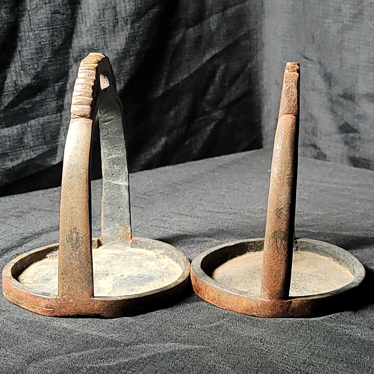 Paire D'étriers De Cheval Anciens Chinois – Fonte Avec Motifs Gravés Et Personnages