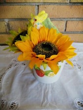 Centrotavola pasquale in ciotola thun con fiori artificiali, candela e coniglio 