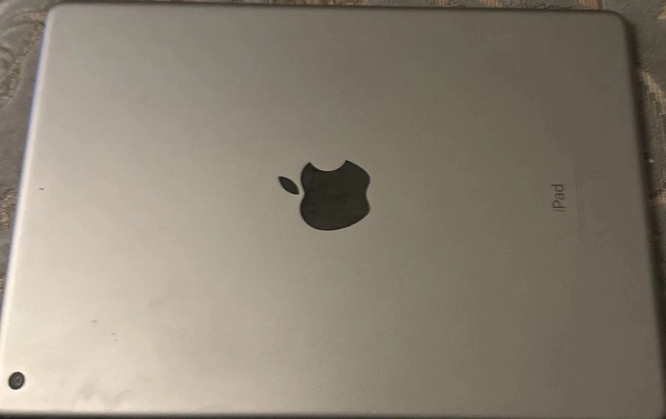 Apple iPad 5th Gen space grey 32GB 9.7" iPadOS Tablet - Image 3 of 4