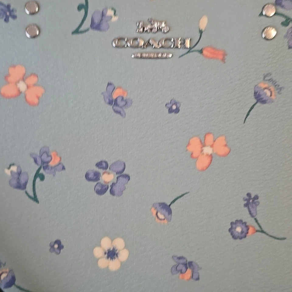 Bolso de mano Coach Mini Lillie con estampado floral místico verde Foto 2 de 4