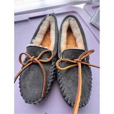 Minnetonka 3345 Sheepskin Hardsole Moccasin Slippers Gray Women's 6 NIB