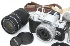   Exc   Olympus OM-D E-M10 Mark III EZ Double Zoom Kit Silver Camera R4544-2Q1A
