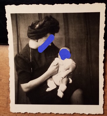 Frau mit Hut hat ein kleines Kind - Baby auf dem Arm - ca. 1930/40er Jahre Foto