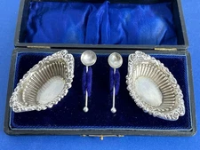 BOXED PAIR ANTIQUE EDWARDIAN SOLID SILVER OPEN SALTS & SPOONS BIRM 1902