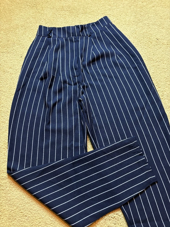 Pantalones de vestir relajados plisados a rayas azul marino blanco cintura alta Nasty Gal 0 Foto 2 de 4