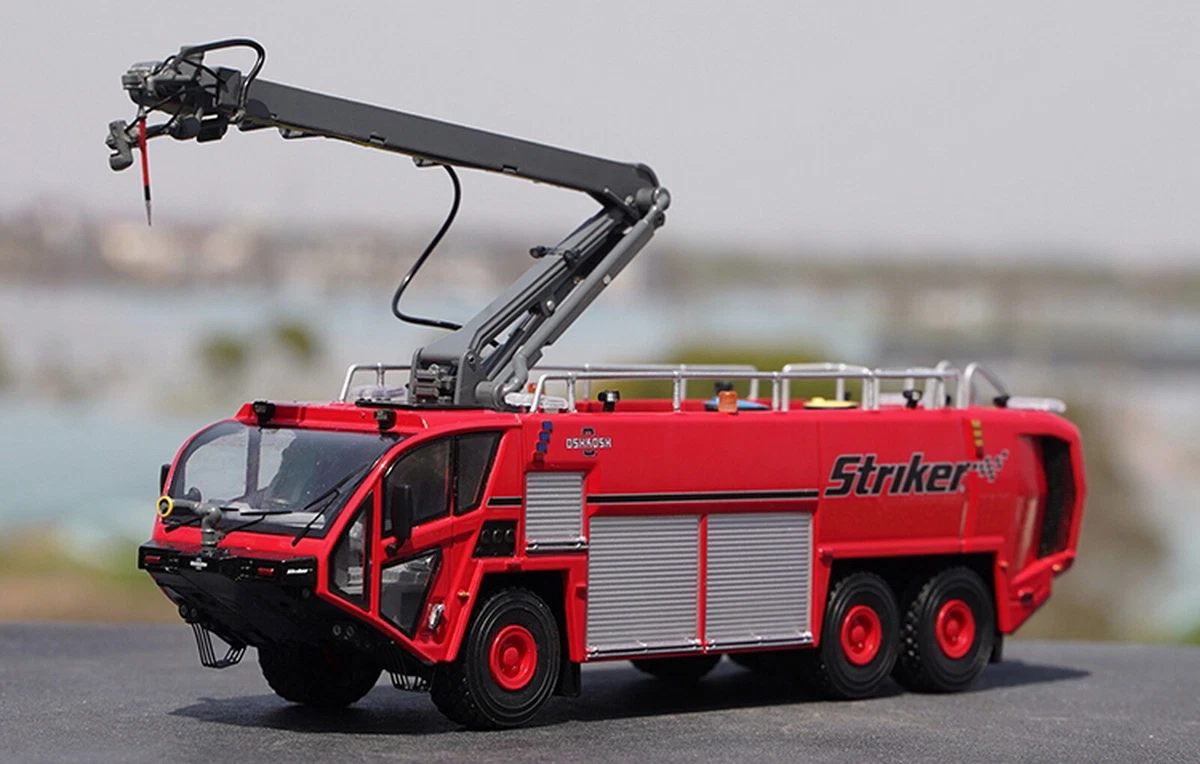 1 50 Scale OSHKOSH STRIKER 6X6 Airport Fire Truck Red Diecast