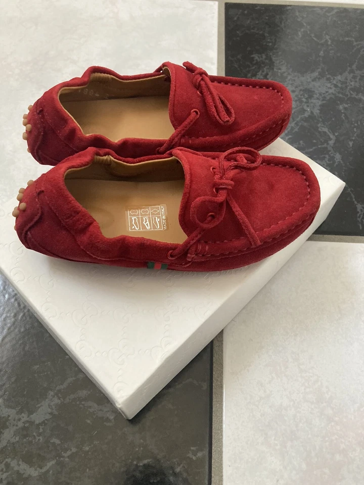 全新带盒 100% 正品古驰蹒跚学步男孩麂皮绒领结莫卡辛网络细节 371804 — 第 3/4 张图片