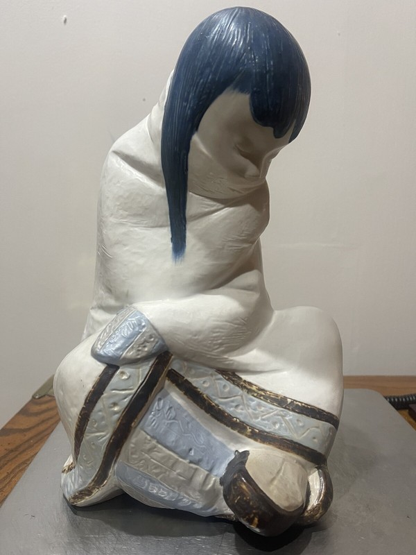 Lladro #b046 “Eskimo Girl Napping” Juan Huerta - 11 1/4” Tall - Spain