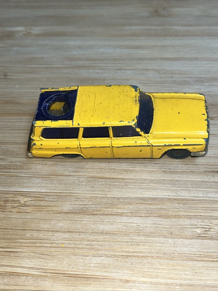 USADO Vintage Diecast Husky Studebaker Wagonaire TV Cámara Coche Amarillo 1.64 #18 Foto 4 de 4